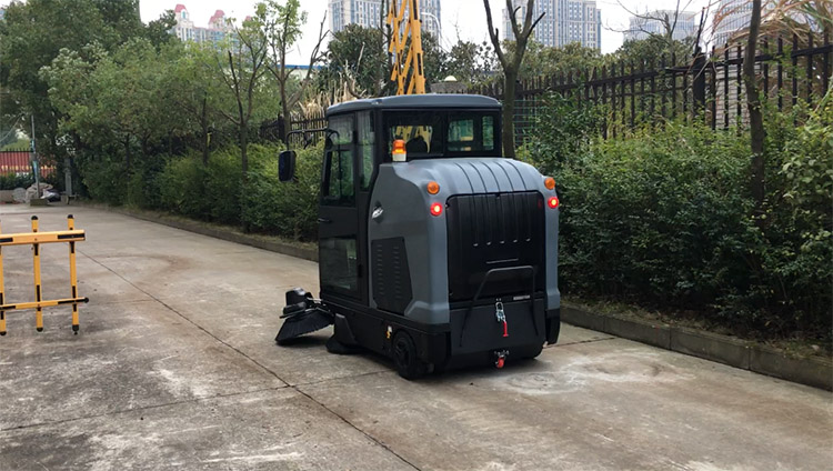 S1900電動清掃車實(shí)景圖